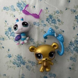 Littlest Pet Shop Toy Gold Bear with Blue Bow & White Bug with Purple Sunglasses
